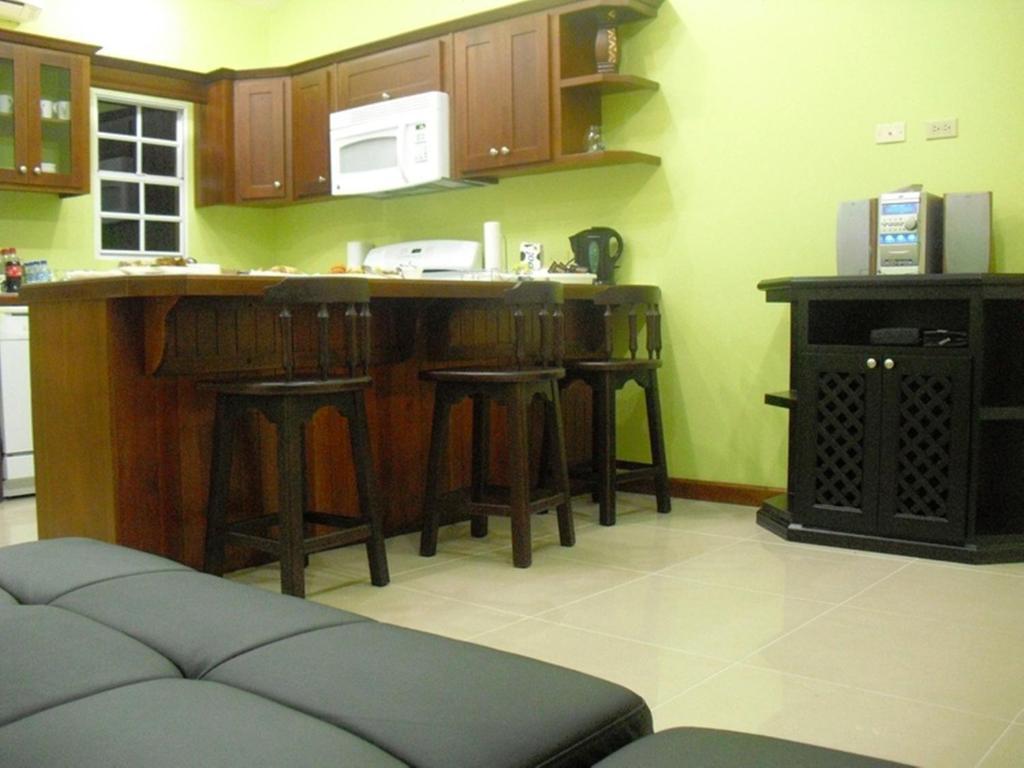 Piarco Village Suites Екстериор снимка